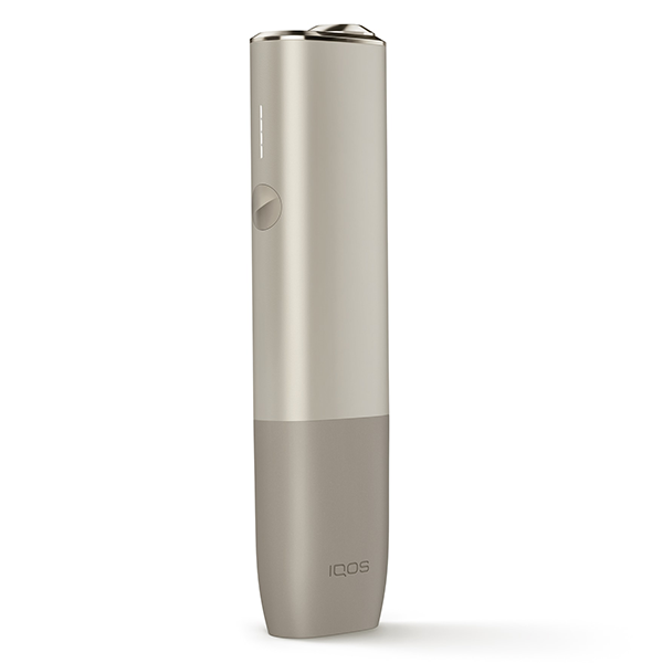 IQOS ILUMA ONE Pebble Beige + bis zu 60 TEREA Sticks nach Registrierung* bei IQOS ausgepackt seitlich IQOS ILUMA ONE Pebble Beige + bis zu 60 TEREA Sticks nach Registrierung* bei IQOS ausgepackt seitlich