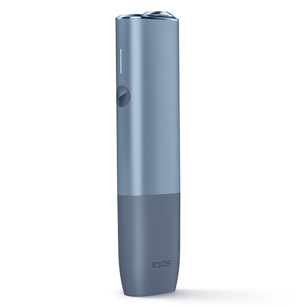 IQOS ILUMA ONE Azure Blue + bis zu 60 TEREA Sticks nach Registrierung* bei IQOS ausgepackt seitlich IQOS ILUMA ONE Azure Blue + bis zu 60 TEREA Sticks nach Registrierung* bei IQOS ausgepackt seitlich